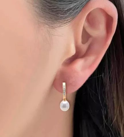 pendientes de oro con circones y perlas cultivadas modelo mujer