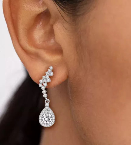 pendientes de plata largos con circonitas Brisas toma modelo