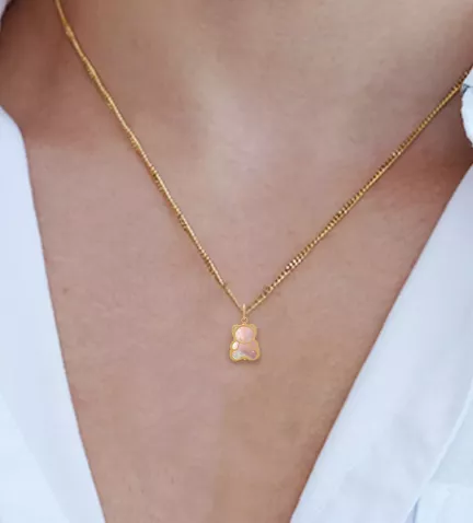 colgante de oro 9 ktes y nácar con forma de oso vista modelo