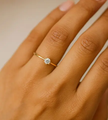 anillo-de-compromiso-oro-amarillo-18-ktes-y-brillante-030_4852-BRI-SOR_10 modelo mano