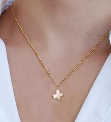 colgante de oro amarillo 18k y nacar forma de mariposa foto modelo