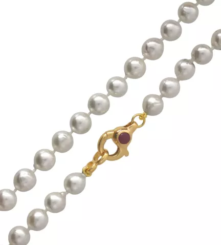 collar de perlas akoya con mosqueton de rubies foto con detalle cierre