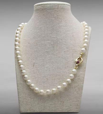 collar de perlas akoya con mosqueton de rubies foto en peto