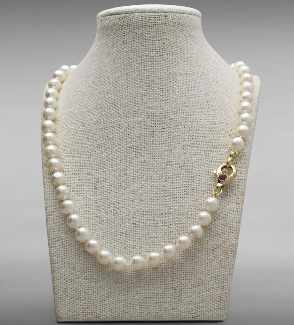 collar de perlas akoya con mosqueton de rubies foto en peto