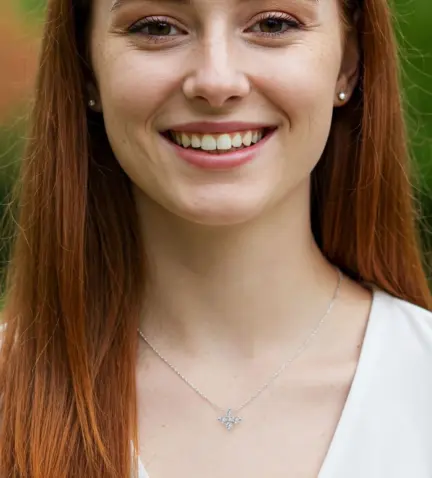 gargantilla-de-oro-blanco-18k-con-motivo-cruz-diamantes vista modelo