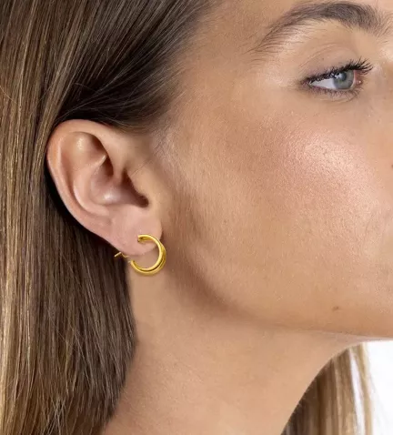 pendientes de oro DUO vista con modelo femenino