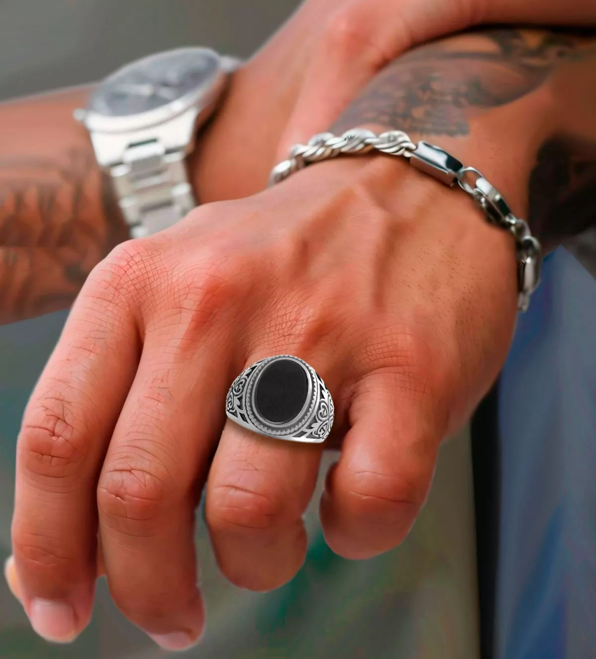 sello de plata y onix Guardian joya para hombre foto en modelo masculino