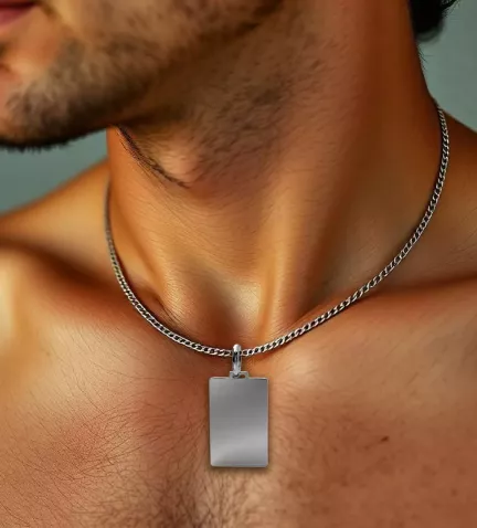 chapa de identidad de plata fotografia en modelo hombre desnudo