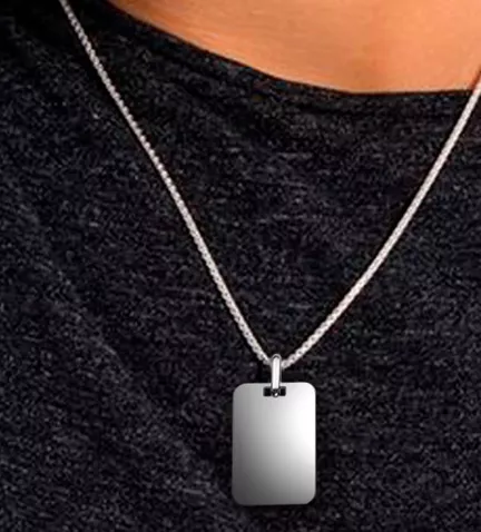 chapa de identidad de plata para grabar foto con modelo