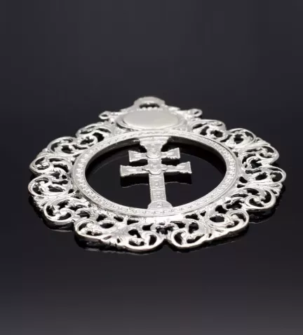 medalla de cuna plata ley cruz de caravaca fondo negro