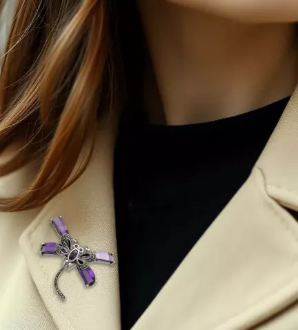 broche de plata para solapa libelula alas moradas foto con modelo