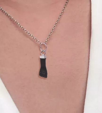 colgante de plata higa pasta negra toma modelo