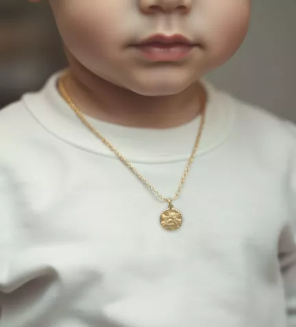 medalla de oro angel de la guarda toma niño IA