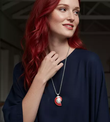 colgante de plata con resina forma de caracol con modelo