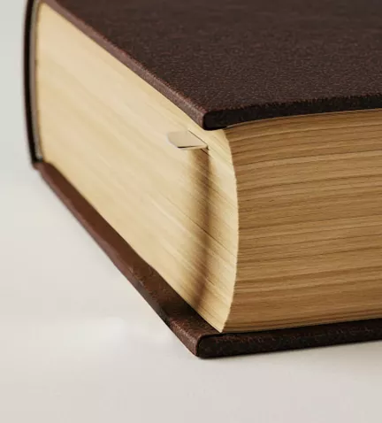 punto de libro de plata minimalista muestra en libro