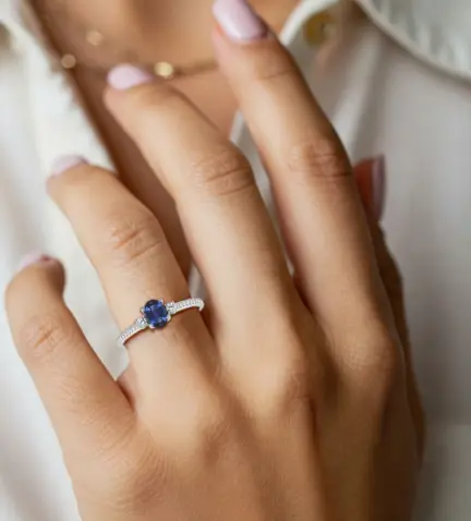 anillo-de-oro-blanco-con-brillantes-y-zafiro-289_15010411SFZB mano modelo mujer