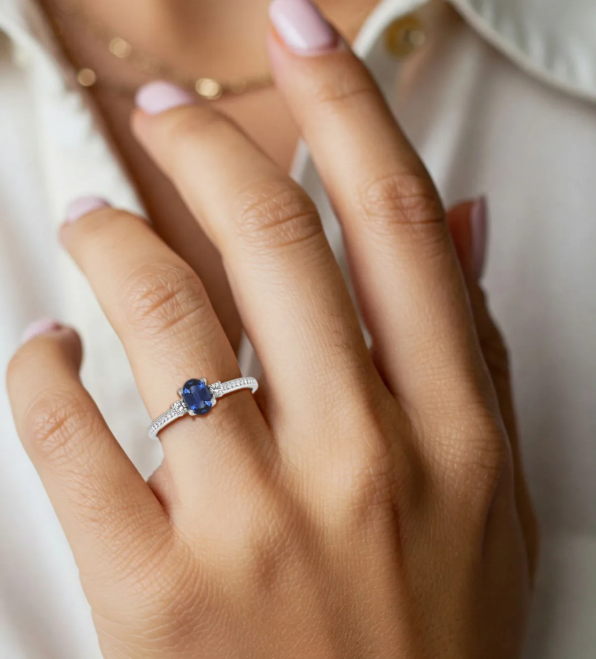 anillo-de-oro-blanco-con-brillantes-y-zafiro-289_15010411SFZB mano modelo mujer