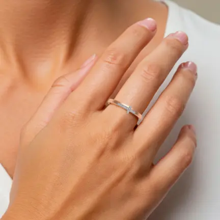 anillo-de-oro-rosa-con-cruz-de-oro-blanco-y-brillantes-243_297-02033 vista modelo mano