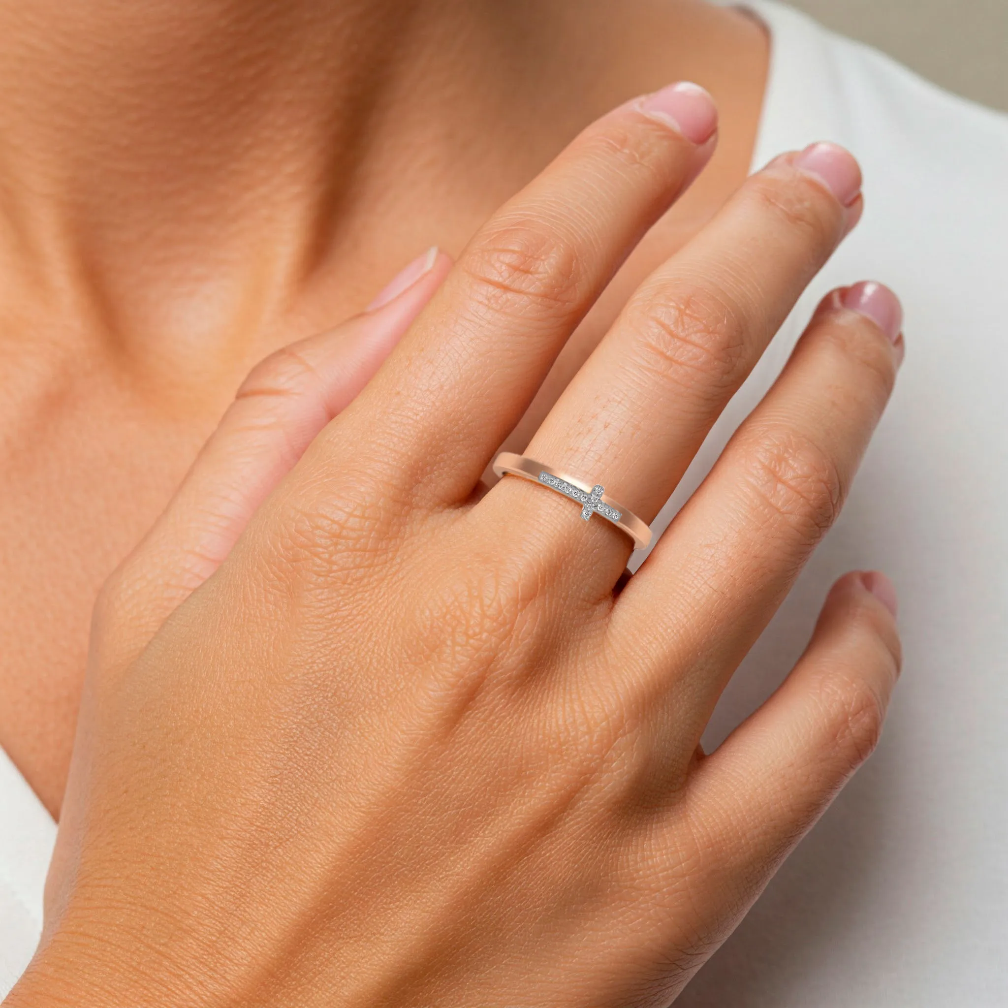 anillo-de-oro-rosa-con-cruz-de-oro-blanco-y-brillantes-243_297-02033 vista modelo mano