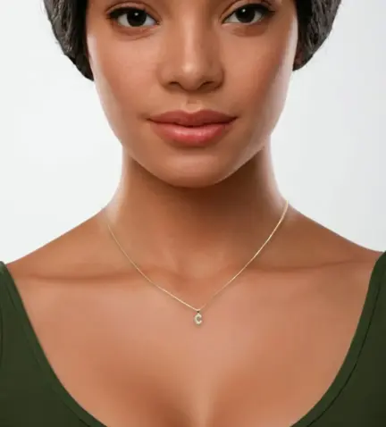 gargantilla oro y diamantes con inicial foto modelo IA