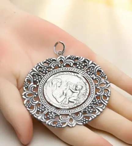 medalla de cuna en palma de la mano