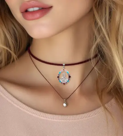 medalla-de-plata-virgen-del-carmen-226_RH150204 fotografia con modelo femenino