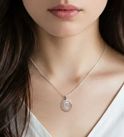 medalla-de-plata-virgen-nina-226_RH240510 foto con modelo