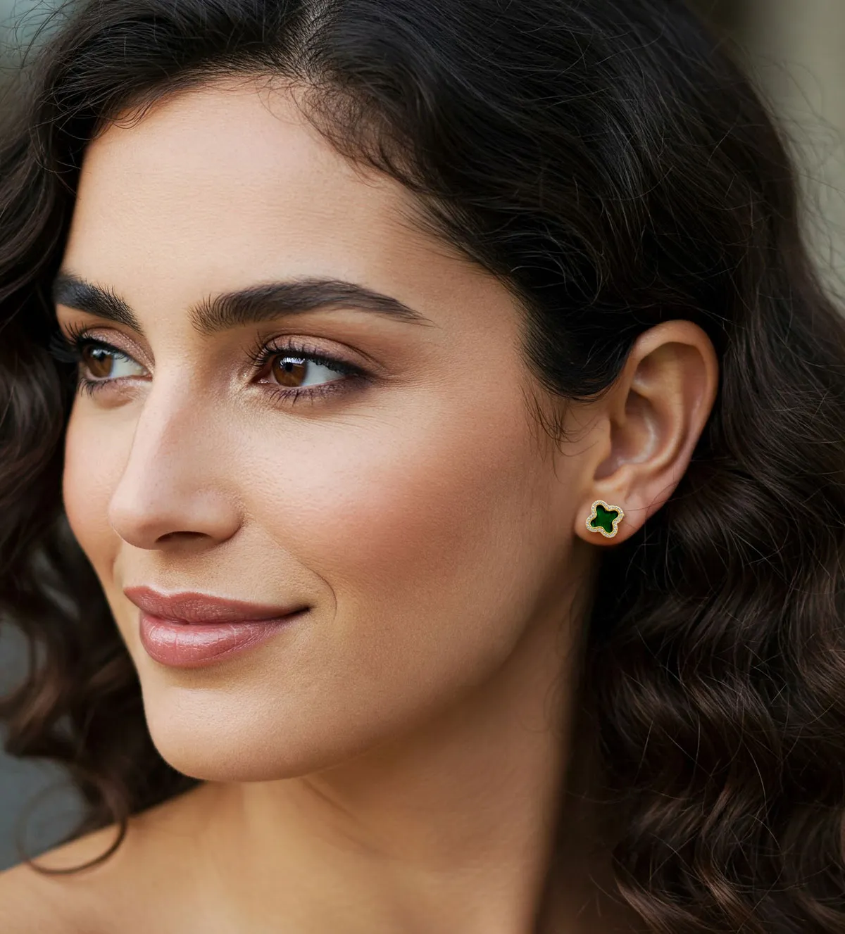 pendientes de oro con malaquita y circonitas foto con modelo