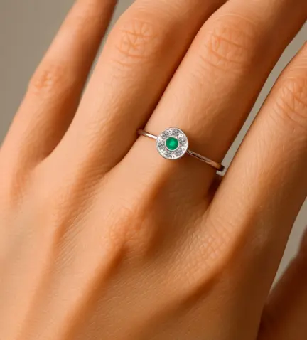 anillo-oro-blanco-esmeralda-orla6-brillantes-037_BB_25SB7_11 modelo mano de mujer