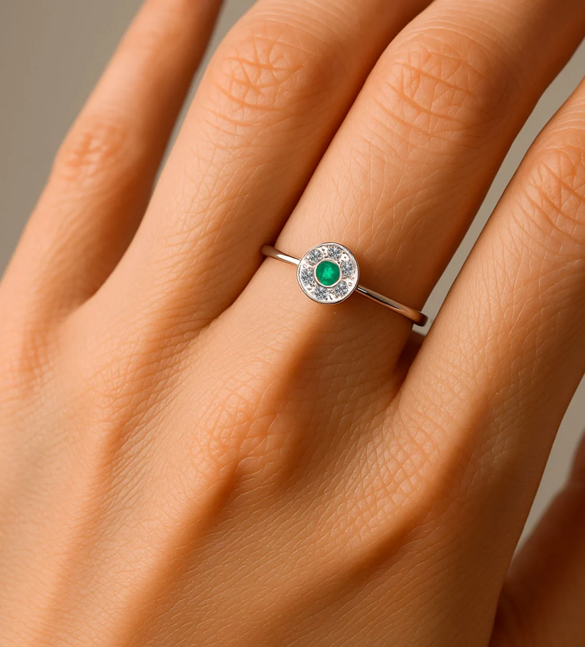 anillo-oro-blanco-esmeralda-orla6-brillantes-037_BB_25SB7_11 modelo mano de mujer