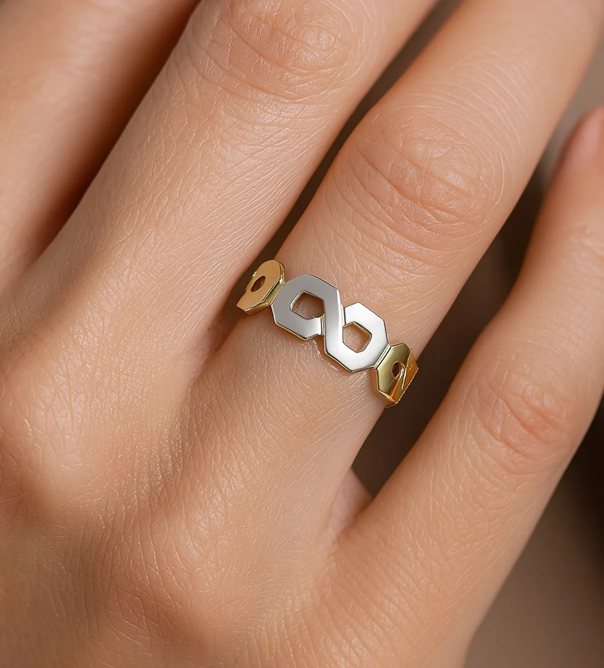 anillo-de-oro-18k-bicolor-243_477-00909_10 modelo mano