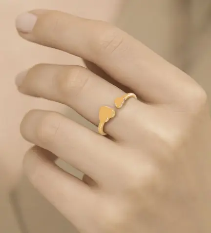 anillo-de-oro-18k-corazones-243_401-01229_Modelo mano