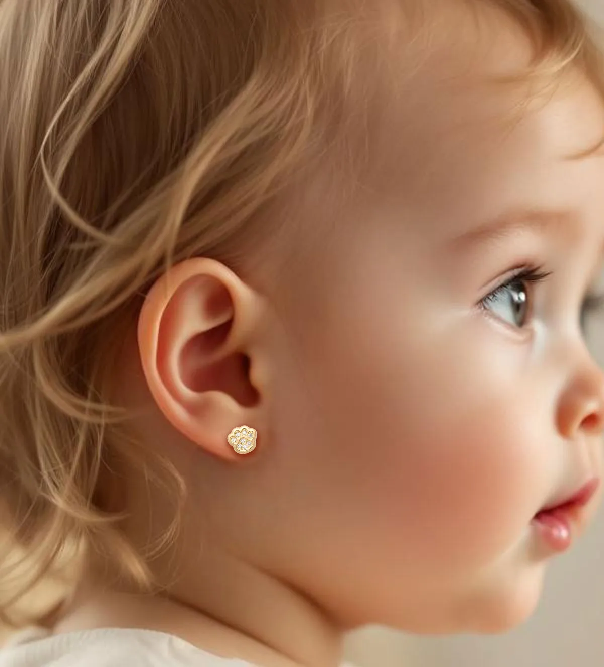 pendientes de bebe oro amarillo 18k con circones foto con modelo