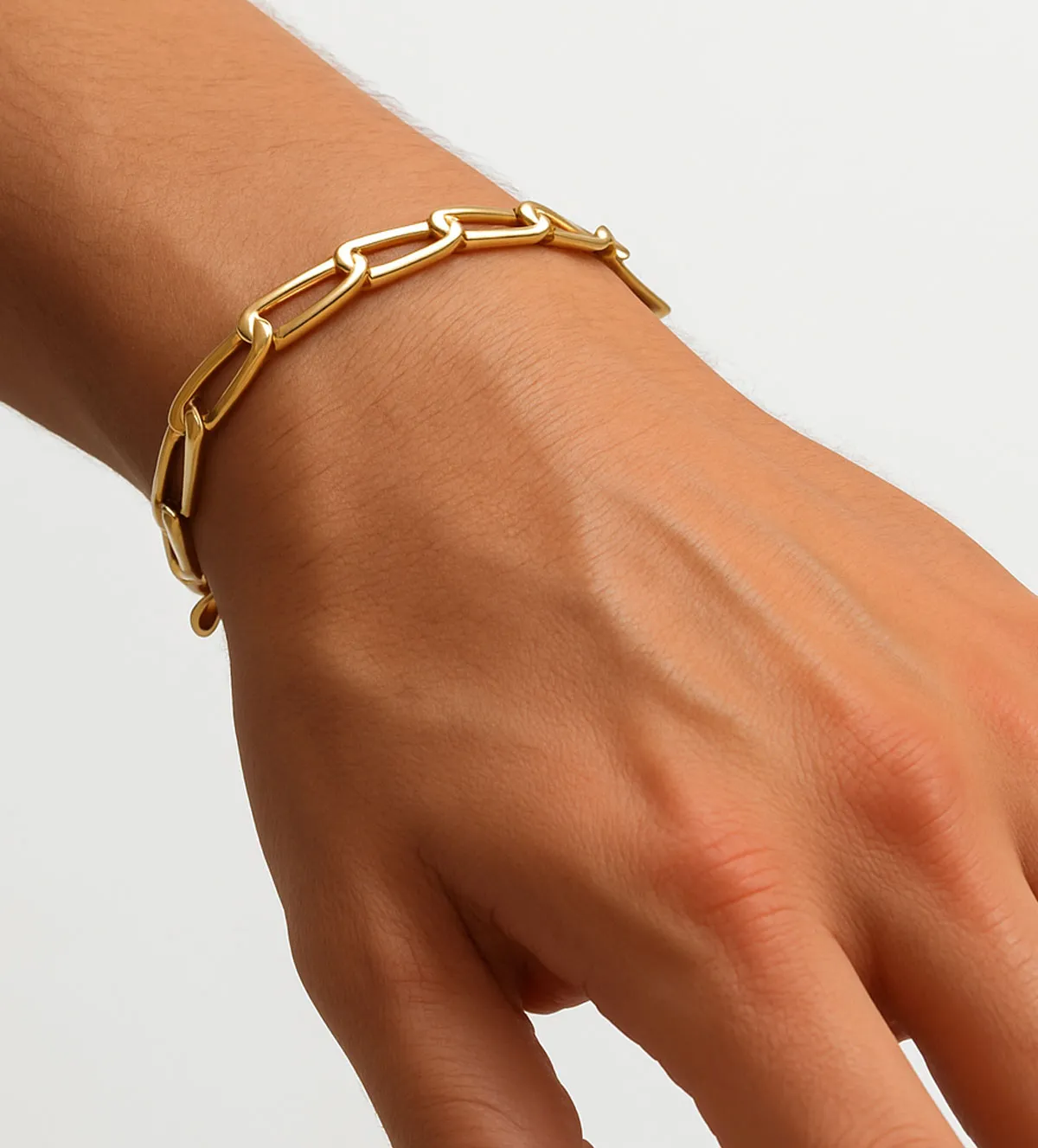 pulsera-de-oro-18k-eslabones-243_458-01533-1_11 mano de hombre