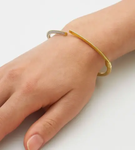 pulsera-de-oro-y-circones-rigida-tu-y-yo-243_664-000253 imagen mano de mujer