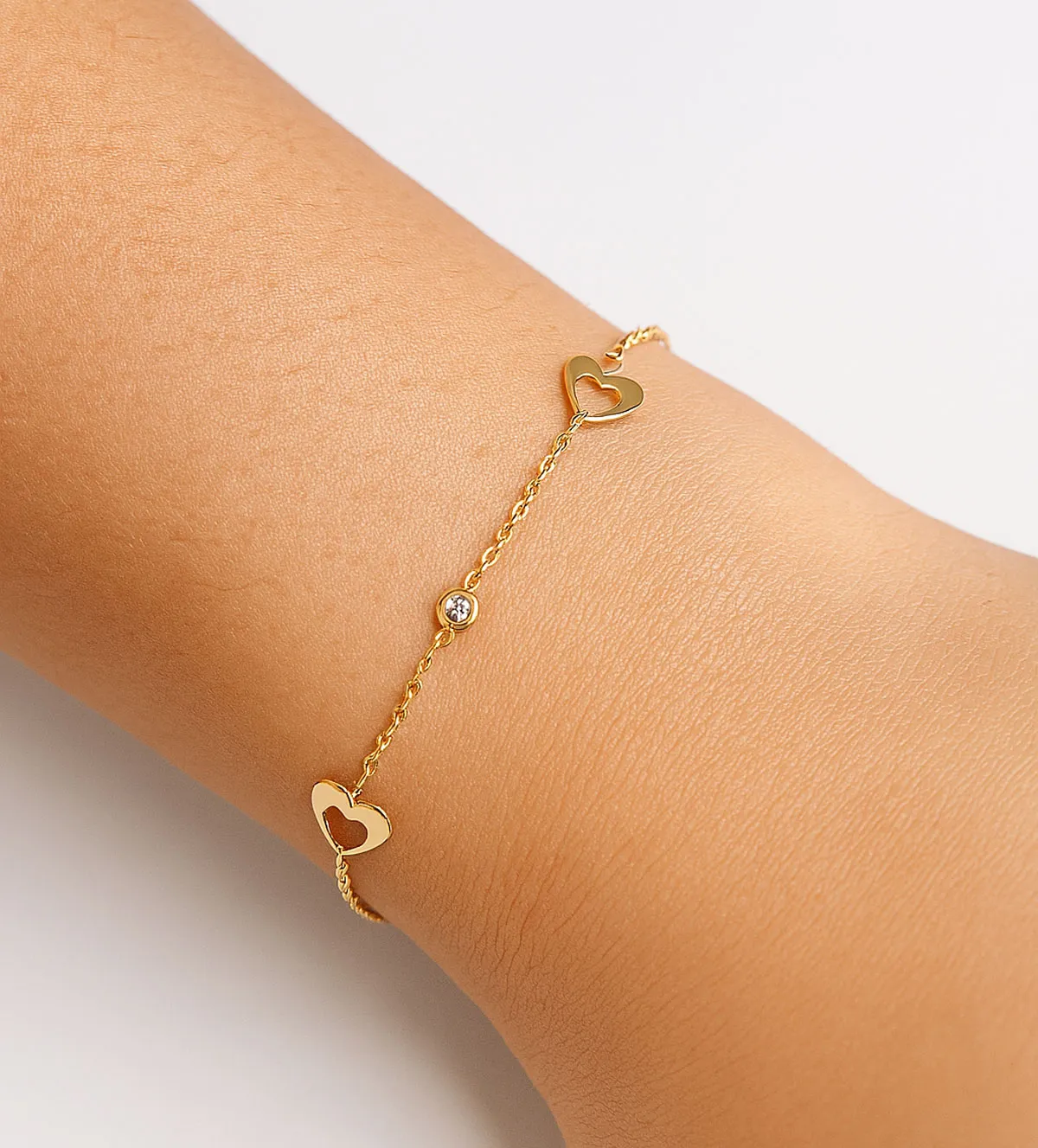 pulsera-de-oro-243_656-00169 modelo muñeca de mujer