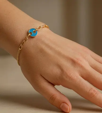 pulsera-de-oro-18k-243_475-01245 modelo mano de mujer