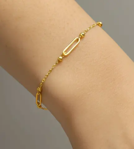 pulsera de oro 243_401-01511 foto con la pulseraen muñeca de mujer