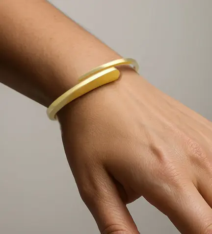 pulsera de oro rigida tu y yo 243_664-00409 foto modelo mujer