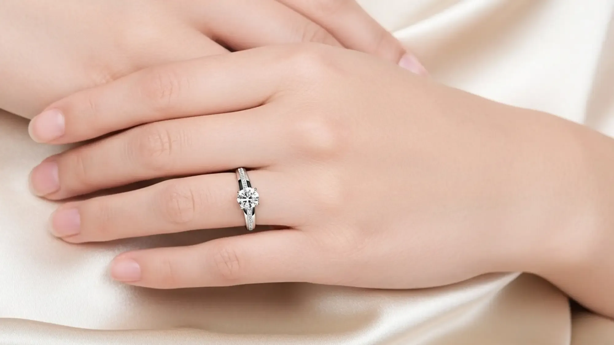 Anillos de compromiso oro blanco: el solitario perfecto para 2025