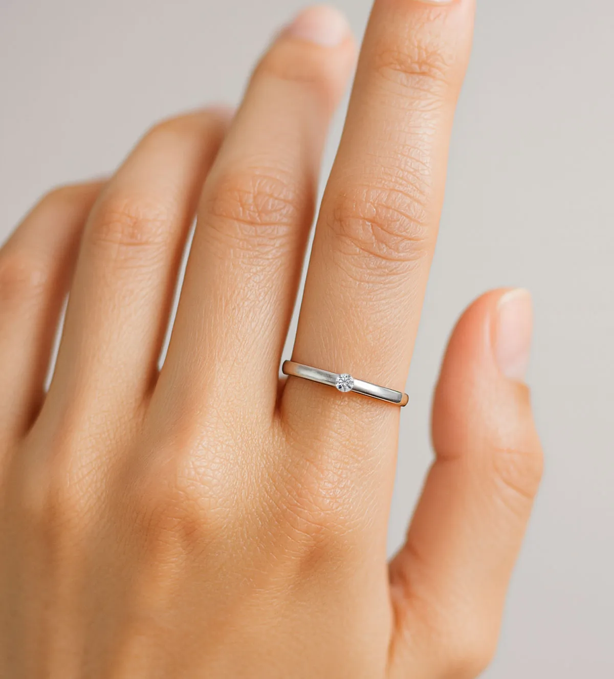 anillo-de-compromiso-oro-blanco-y-brillante-engaste-a-presion-065_0000097-03_10 modelo mano