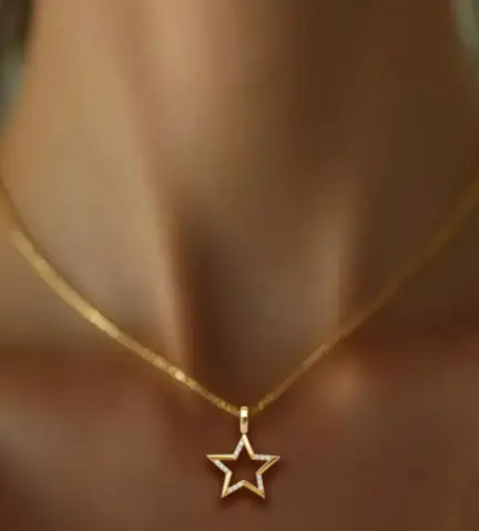 colgante-de-oro-18k-estrella-5-puntas-243_177-02139_Modelo mujer